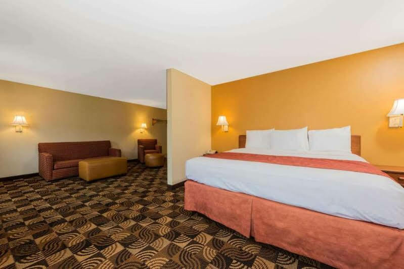 Hotel Super 8 By Wyndham Portsmouth Rosemount Exterior foto